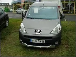 Vous voyez une automobile numrot  7104 SN 58 . Qu'en pensez-vous