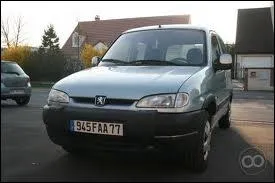 Celle-ci est immatricul  945 FAA 77 . Elle vient sans aucun doute ...