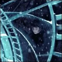 Il neige, et Harry fait la tte, tandis qu'il regarde par les fentres derrire la grande horloge de Poudlard. Pourquoi ?