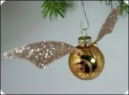 Cet objet en boule de Nol reprsente un lment important pour Harry, li au premier et au dernier tome de la saga. Il s'agit ?