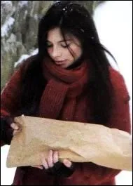 Sous la neige, de retour de Pr-au-lard, c'est Katie Bell et un mystrieux paquet...