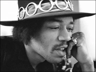 Le chanteur Jimi Hendrix (1942/1970 ) est dcd  l'ge de 27 ans.