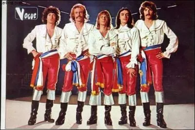 Ses paroles   toute la nuit j´ai tap sur des gamelles,  le matin j´me rveille dans une poubelle. Je suis dguis en polichinelle,  .   nous amne  destination du ... .