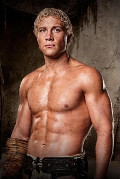 Comment se nomme le meilleur ami de Spartacus chez les gladiateurs ?