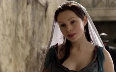 Comment se nomme la femme de Varro ?