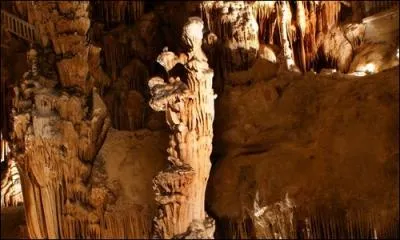Dans l'Hrault, cette grotte est connue depuis des temps immmoriaux, la salle de  La cathdrale  avec ses dimensions impressionnantes vous laissera un souvenir inoubliable, quel est son nom ?