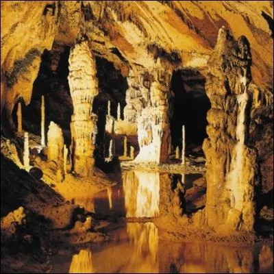 Situe dans le dpartement du Doubs, je prsente 8 km de galeries dont 1300 mtres amnags pour la visite. A travers 15 salles vous dcouvrirez des concrtions remarquables, quel est mon nom ?