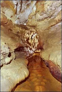 Grotte du dpartement de la Gironde, la visite s'y fait en tenue de splologue. Je suis la grotte :