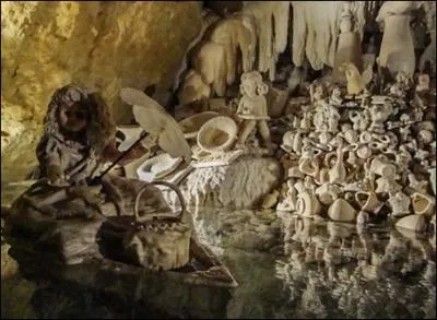 Situes prs de Villandry en Indre-et-Loire, ces grottes vous permettent de dcouvrir un artisanat d'art insolite d  la nature : la ptrification d'objets et de bas-reliefs, ce sont :