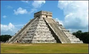 La pyramide de Kukulcan à Chichén Itzá a été surnommée ''El Castillo'' . Combien compte-t-elle de marches ?