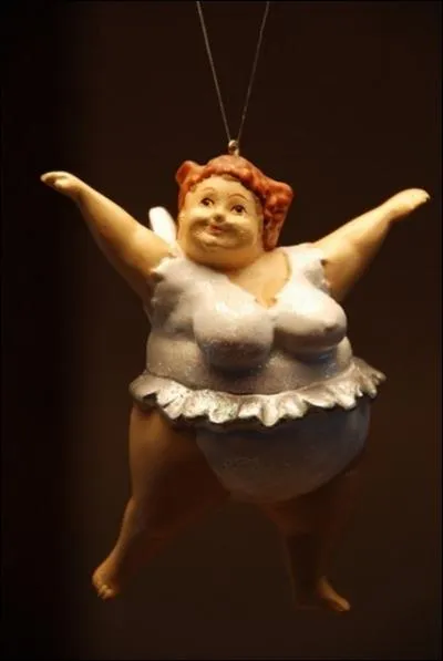 Une danseuse en boule de Nol, qui fait penser aux personnages de quel peintre ?