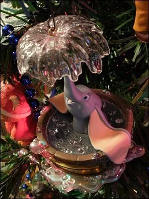 Trs mignonne, cette boule de Nol, qui contient un personnage de chez Disney, lequel est ?