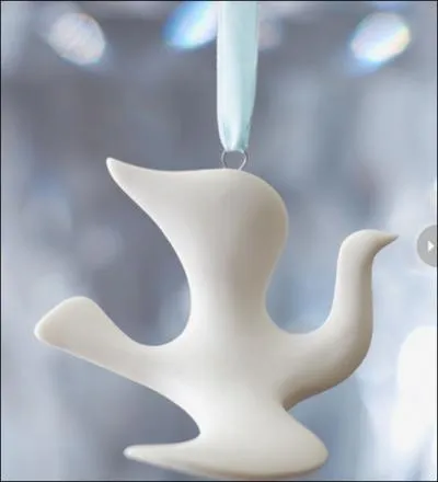 Un trs joli ornement de sapin de Nol en porcelaine, de Jonathan Adler, qui fait penser aux oiseaux dessins par le peintre... ?