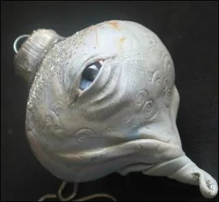 Une trange boule de Nol, qu'on pourrait croire sortie de La lgende des sicles, du grand crivain et pote franais... ?