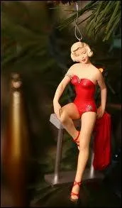 C'est Marilyn Monroe qui devient ornement spectaculaire de sapin de Nol. D'aprs le costume de la figurine, quel est le film ?