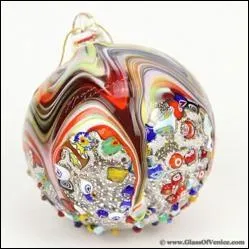 Une magnifique boule de Nol, en verre de Venise, qui fait tout  fait penser  ... ?