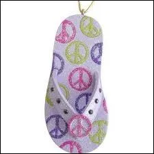 Tout est possible en ornements de Nol, puisqu'on peut mme suspendre une tong paillete  son sapin. Si on s'en tient  l'origine de la tong, le sapin devrait tre de nationalit ?