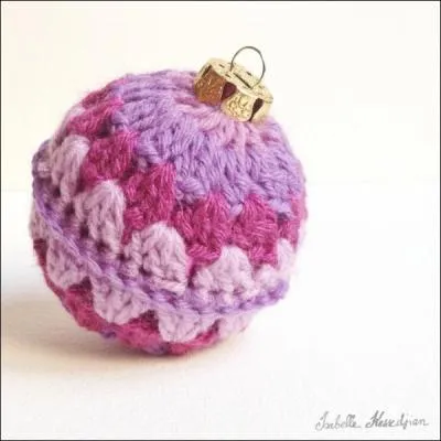 Drle de boule de Nol, mais qui est au moins au chaud, car elle est en... ?