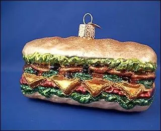 Voici une boule de Nol qui semble tout droit sortie d'une chane de sandwich qui serait plutt... ?