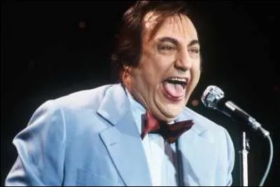 Maintenant si vous multipliez trois fois rien par trois fois rien : rien multipli par rien = rien. Trois multipli par trois = neuf, cela fait...