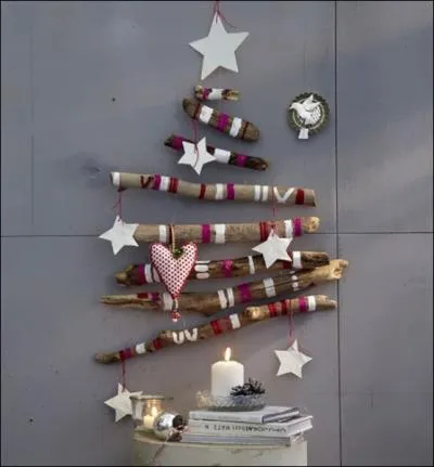 Voici un autre joli sapin fix au mur. Pour le russir, outre le bois et les dcorations, utilisez un ami...
