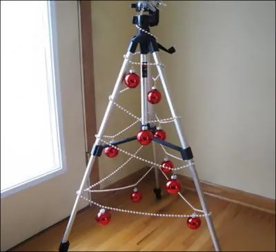 Voici le sapin ultra-moderniste, ou ultra dpouill, ou ultra-professionnel. Quelle profession est la vtre si vous avez ce sapin chez vous ?