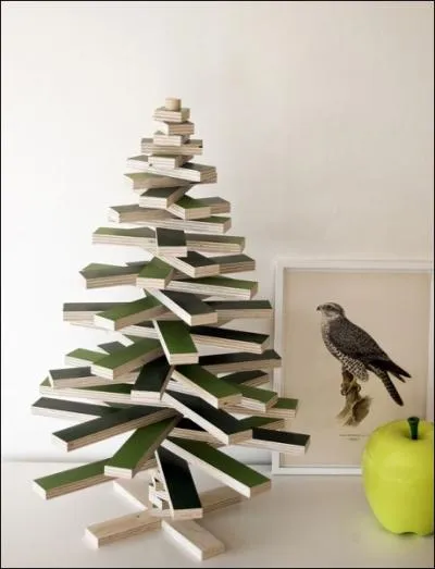 Voici un trs joli sapin, simple  confectionner avec du bois et de la peinture verte. Par contre, il vaut mieux... ?
