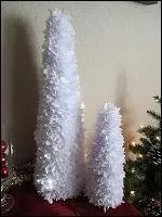 Voici des sapins enneigs. Pour les raliser, il vous faudra une paire de ciseaux, de la patience et... ?