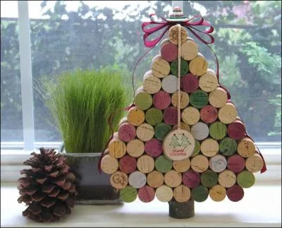 Voici un petit sapin... de bouchons ! On peut donc dire que son concepteur... ?