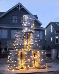 Voici un sapin brillant et tonnant, mais pour l'extrieur uniquement. De quoi est-il fabriqu ?