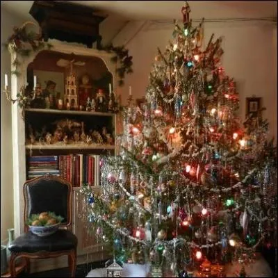 Voici la solution si vos doigts ne sont pas assez agiles pour tous les sapins prsents  la fabrication : le beau sapin traditionnel... Avouez que c'est un sapin...