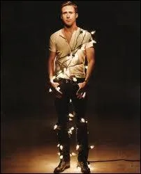 Voici un sapin trs utile, ds les dcorations retires. Ici, c'est l'acteur Ryan Gosling qui se prte au jeu, mais chez vous, ce sera... ?