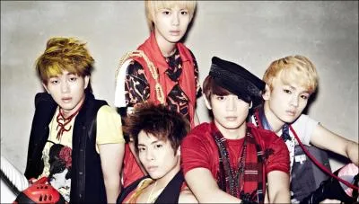 Il a six piercings aux oreilles.