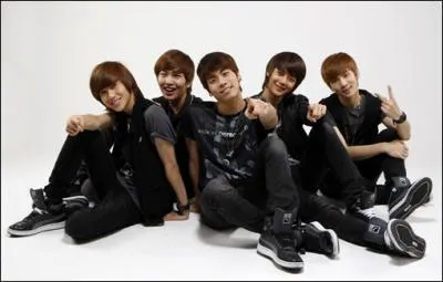 Juste avant le comeback des SHINee en 2009, il tombe dans les escaliers du dortoir et casse les deux dents de devant. : (