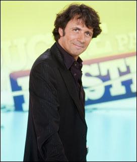 Dans quel magazine Christophe Carri�re travaille-t-il ?