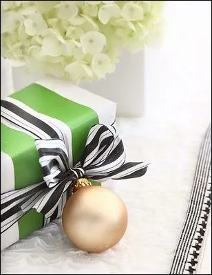 Un cadeau trs chic dans sa prsentation, grce  la couleur de la boule de Nol, au ruban ray mais aussi  l'ide... ?