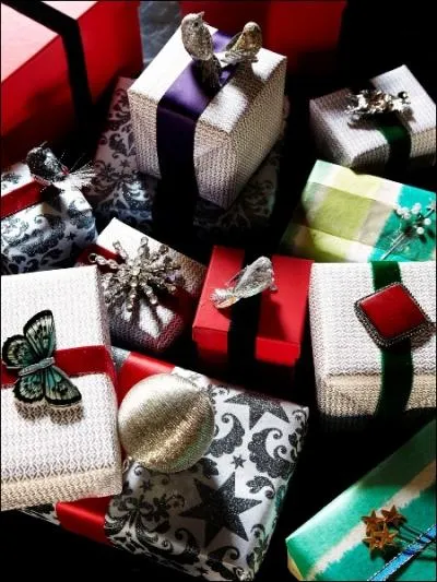L'usage de dcorations de Nol trs brillantes donne du charme  ces cadeaux, mais l'originalit provient... ?