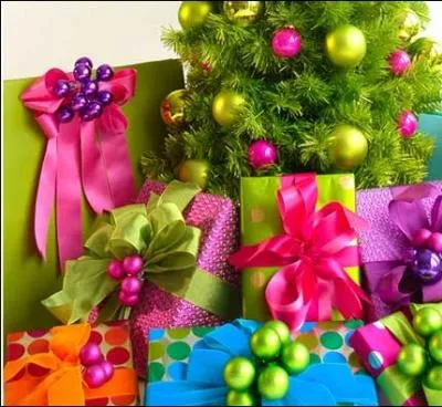 De jolis papiers, de gros noeuds soyeux, des boules de Nol... Ce qui fait surtout le charme de ces cadeaux, c'est ?