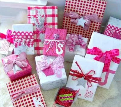 Des noeuds ariens, faits de rubans larges... Ce qui fait le charme de ces paquets, c'est ?