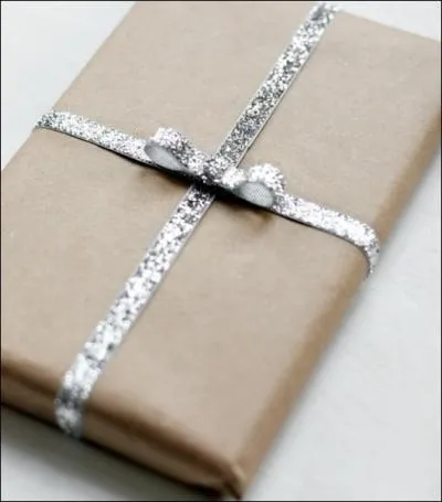 La beaut de ce cadeau, en dpit du papier trs simple et de couleur trs neutre, provient... ?