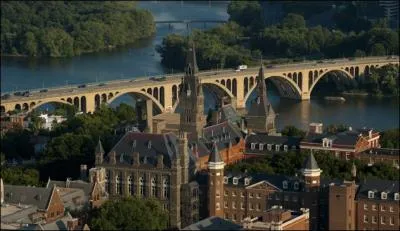 Quelle est la plus ancienne universit catholique du pays (1789) ?