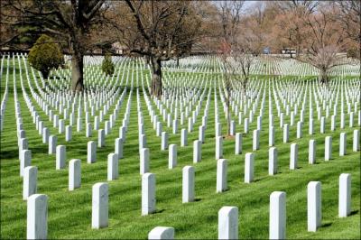 Environ combien de personnes sont enterrées sur les 2, 53 km carrés du cimetière national d'Arlington ? (selon les données de 2012)