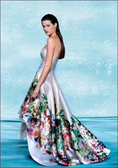 Et pourquoi pas se lancer dans les imprims  fleurs ? voici une somptueuse robe de satin. Attention  ne pas se laisser marcher sur la petite trane. Avant la trane, les femmes portaient... ?