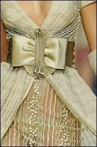 Ce qui est articulirement seyant est de marquer la taille joliment comme ici avec cette robe sensationnelle de Valentino. A quelle poque a-t-on fait disparatre la taille marque ?