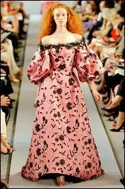 Et pourquoi pas choisir un modle qui rappelle un peu le monde mdival ou Renaissance. Cette robe est d'Oscar de la Renta. Quelle est la nom de ce dcollet droit qui dgage les paules ?