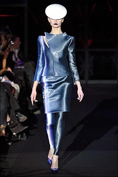 Pour rester dans le brillant qui donne une allure trs design  cette tenu Armani, je pourrais porter un pantalon. Le pantalon a supplant la  culotte  autrefois porte par les hommes  quel moment ?