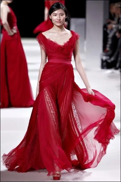 Le rouge est la couleur des ftes aprs tout. Ce ravissant modle de Elie Saab est ralis dans ce tissu d'une lgret arienne qu'est... ?
