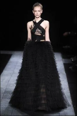 Quoique le noir reste une teinte  l'lgance dmontre pour le soir. Voici un ravissant modle de Valentino, dont le charme provient notamment des petits volants ruchers et... ?