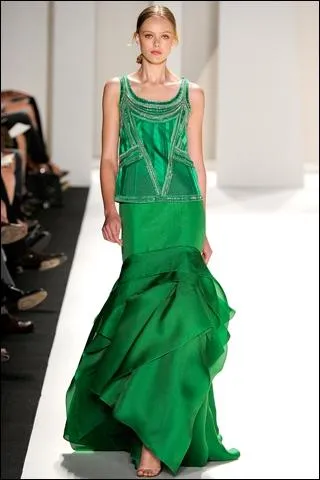 Puisque ce sont les ftes, j'hsite entre le rouge et le vert qui sont les teintes traditionnelles, avec cette robe de Carolina Herrera. La robe est superbe mais le vert signifie aussi...