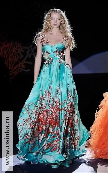 Et si je choisissais un modle fleuri, comme celui-ci de Zuhair Murad, au fond bleu trs lumineux. On se croira en vacances. Quelle est cette teinte de bleu ?